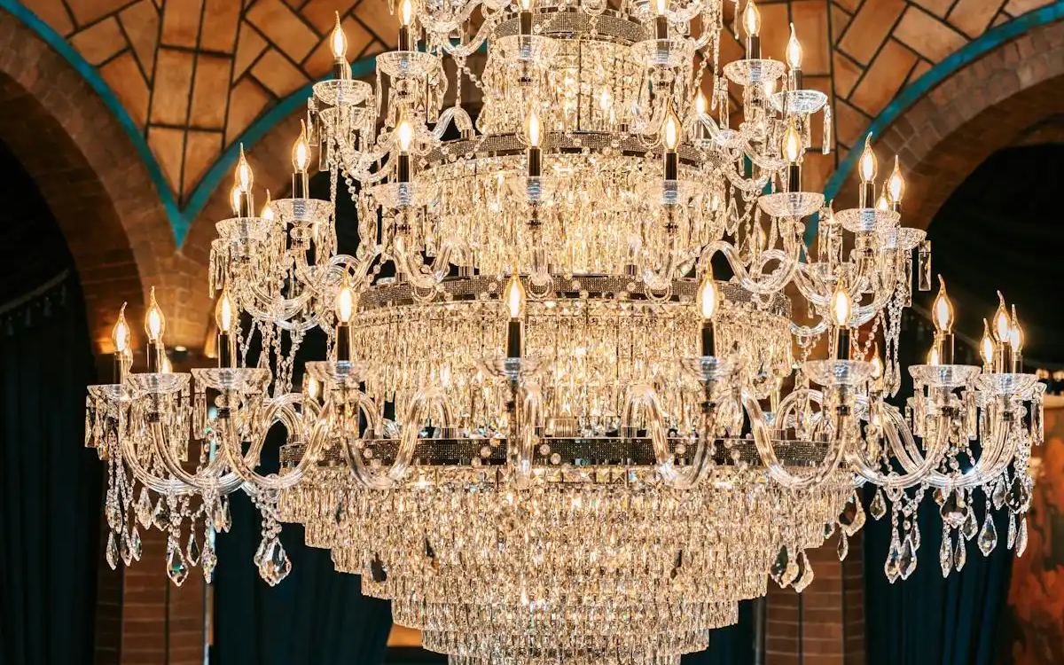 A crystal chandelier in the dining room at MŌLÌ