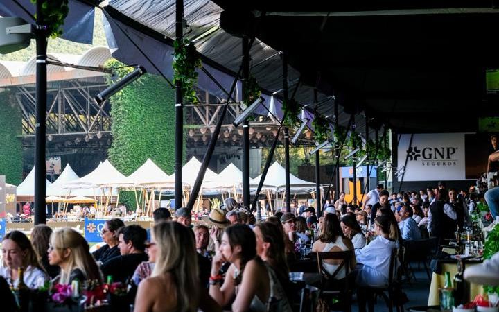 Guests under the canopy at Club Hípico La Silla